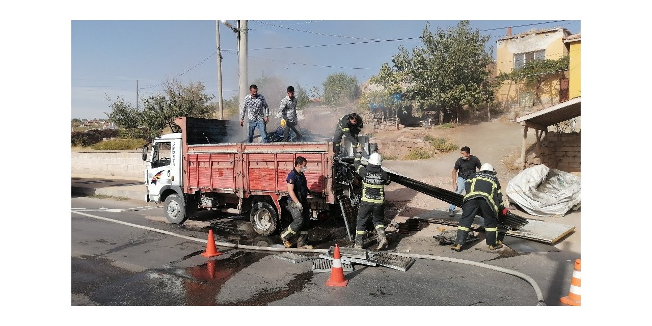Aksaray’da hurda yüklü kamyonet yandı