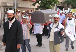 İşçilerden tabutlu eylem