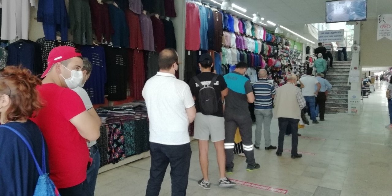 ESKİ’de uzun kuyruklar korona virüse davetiye çıkarıyor