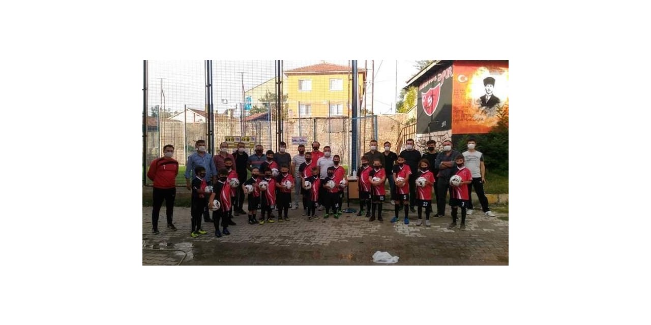 Karaköyspor futbol okulundaki minik futbolculara hijyen eğitimi verildi