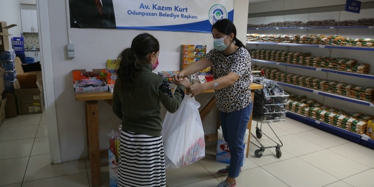 Halk Market’ten ihtiyaç sahibi öğrencilere kırtasiye yardımı
