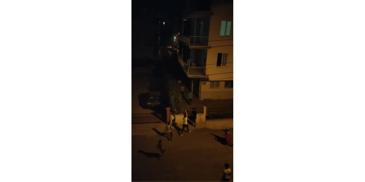 Asker uğurlamasına tepki gösterenlere öfkelenip ortalığı tozu dumana kattılar