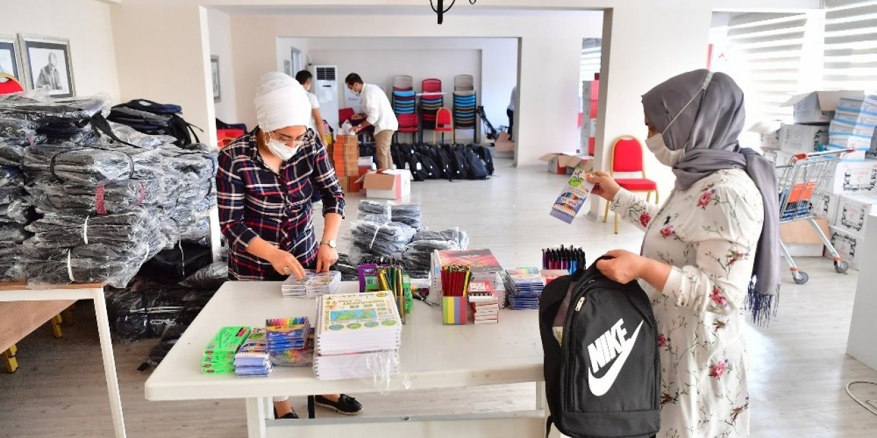 Beylikdüzü Belediyesi’nden bin 400 öğrenciye okul malzemesi yardımı