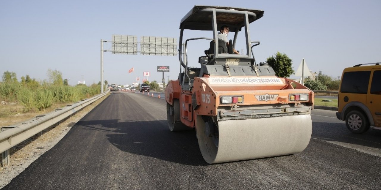 Serik Teke Köprüsü’nde sıcak asfalt çalışması