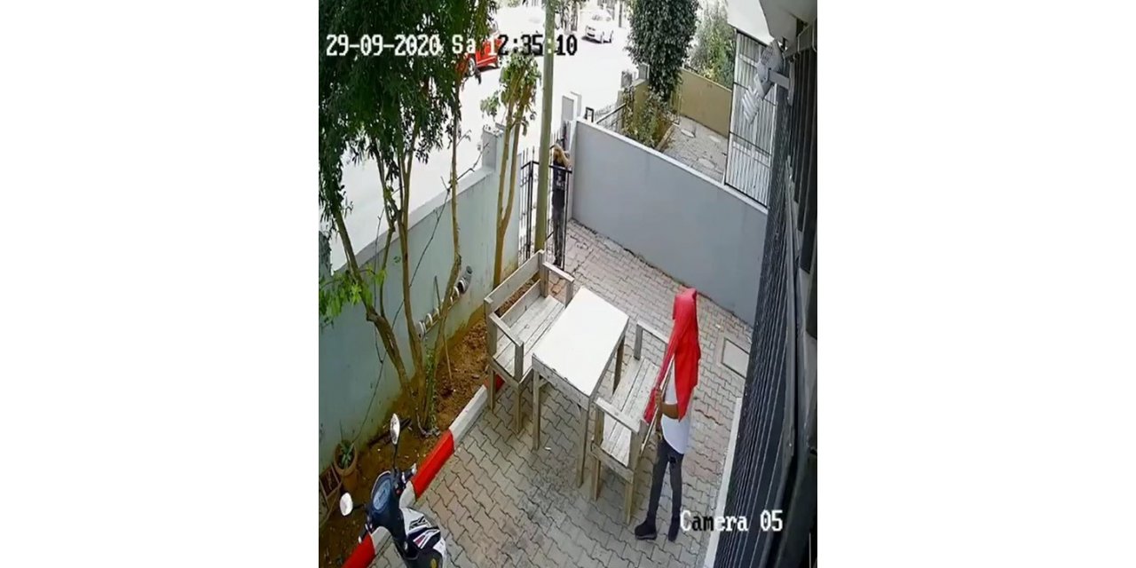 Ceketiyle başını kapatıp, ellerini kollarını sallaya sallaya çaldılar