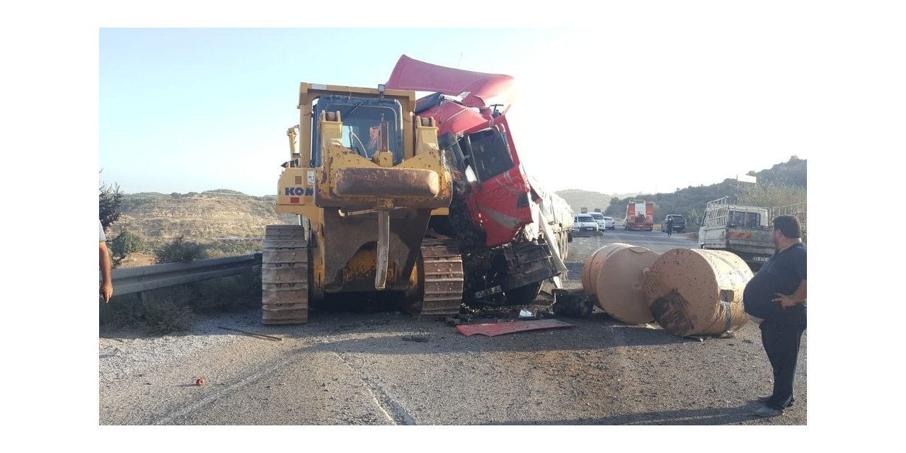 Tırın üzerinde düşen kepçe kazaya neden oldu: 1 yaralı