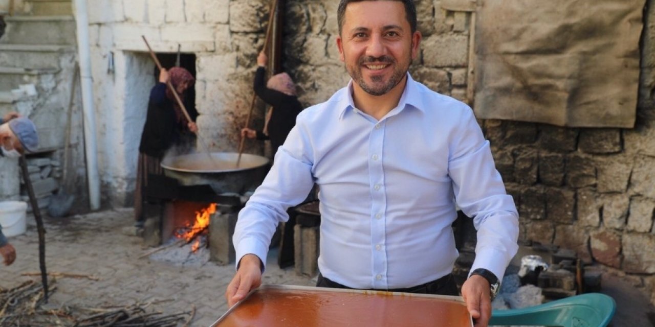 Nevşehir Belediye Başkanı Arı, köylülerle birlikte pekmez kaynatıp köftür yaptı