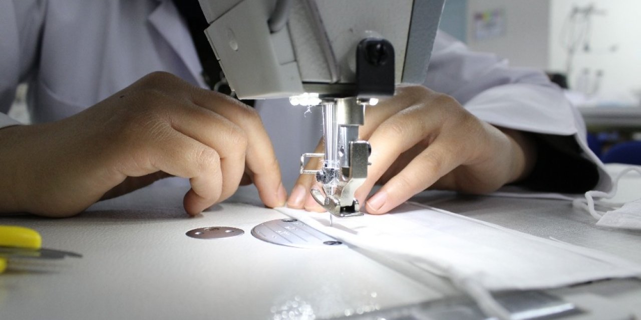 Koruma kalkanı ‘maske’ Türk ve mülteci kadınlar tarafından üretiliyor