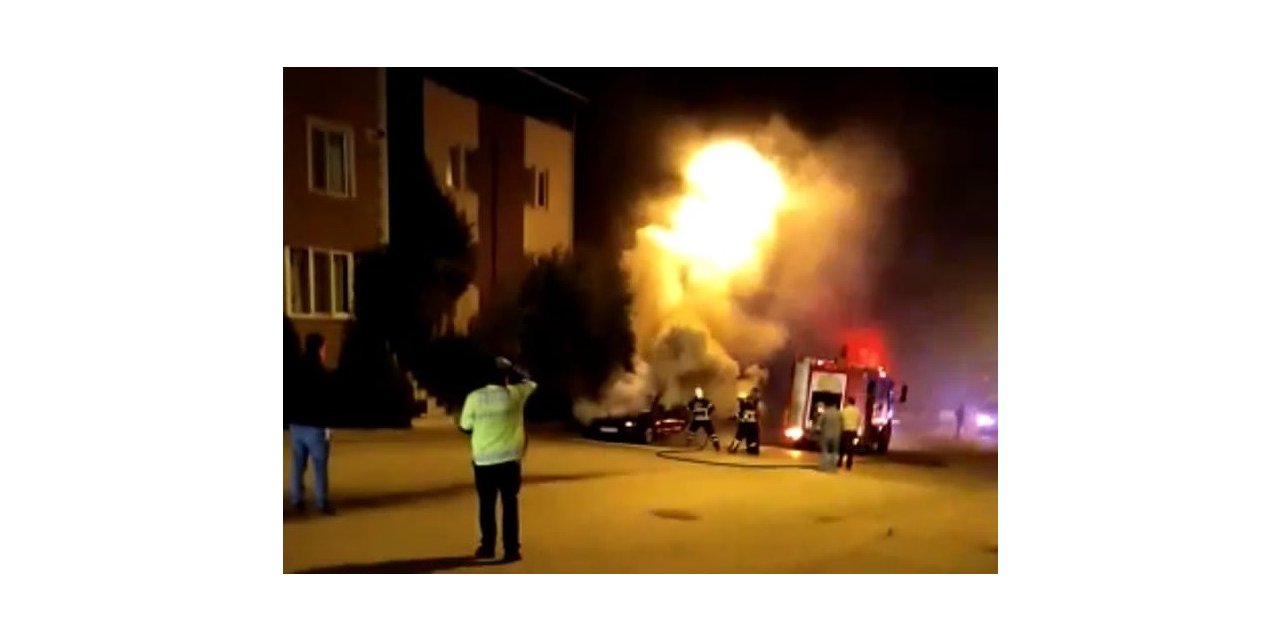 Park halindeki otomobilde çıkan yangında araç kullanılmaz hale geldi