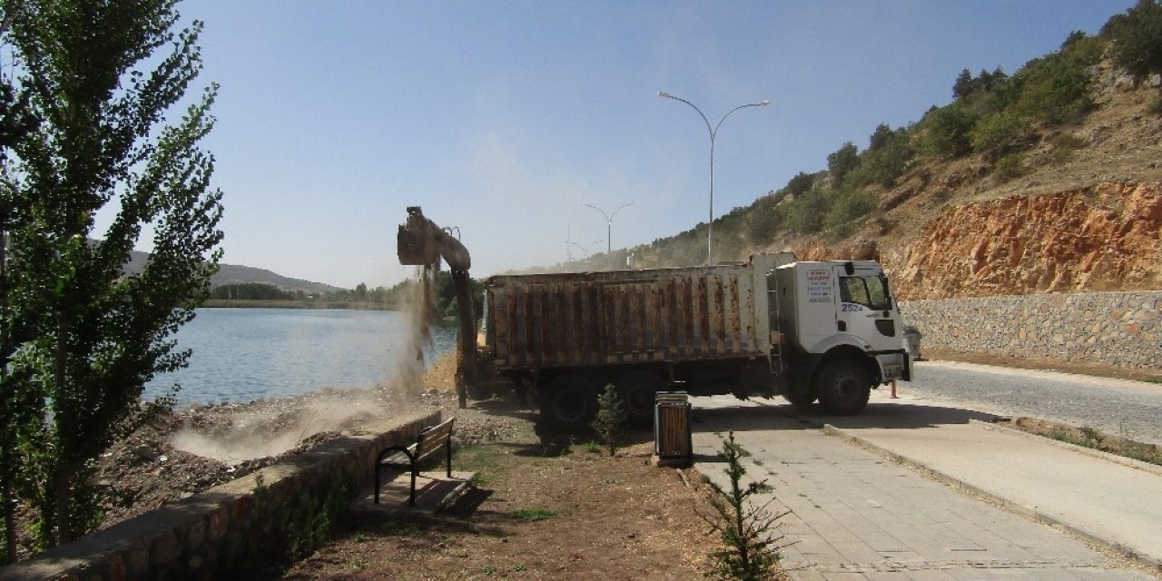 Göl kenarına dökülen molozlar temizleniyor