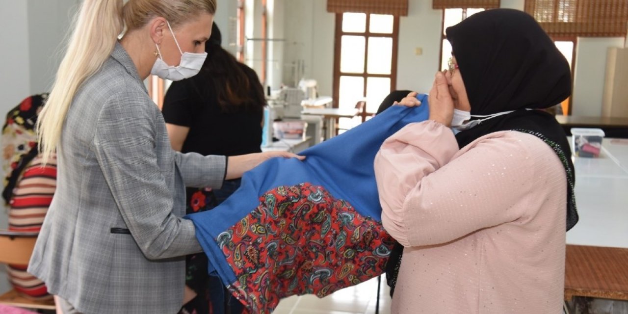 Kadınlar, dikiş kursunda hünerleri sergiliyor