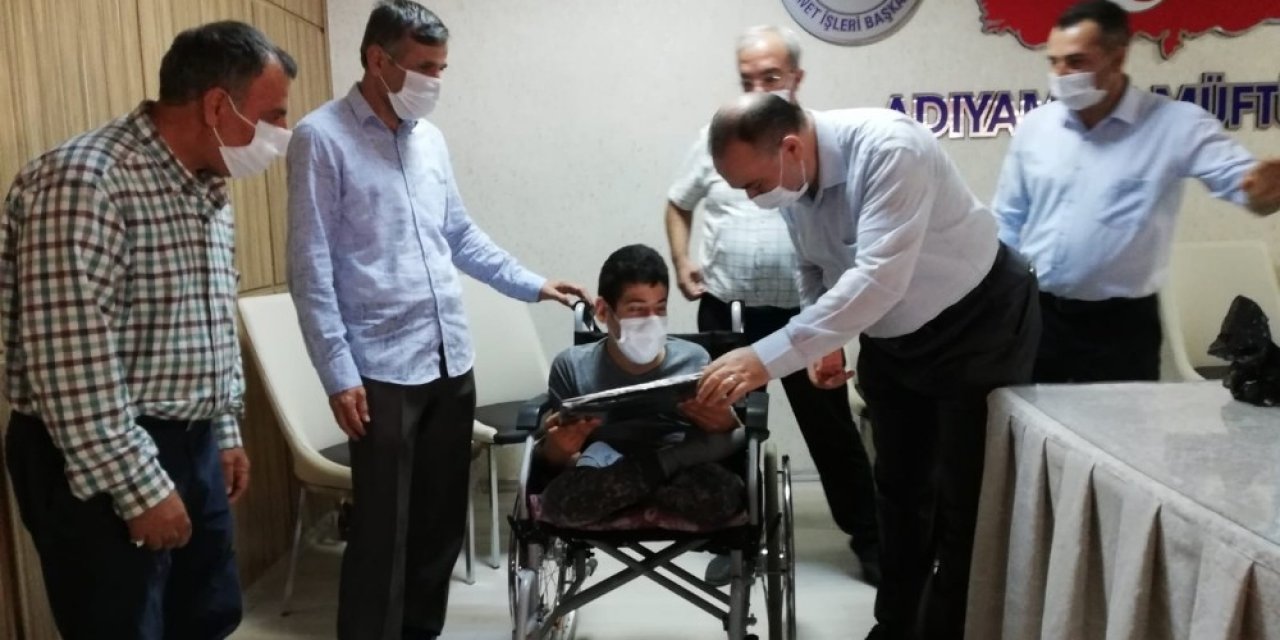 Müftülükten engelli öğrenciye bilgisayar