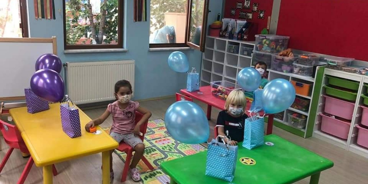 Minik öğrenciler sosyal mesafeli eğitime devam ediyor