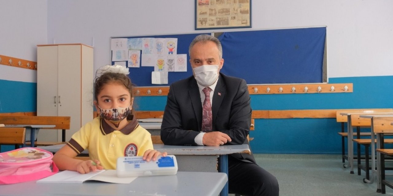 Büyükşehir’den öğrencilere hijyen seti