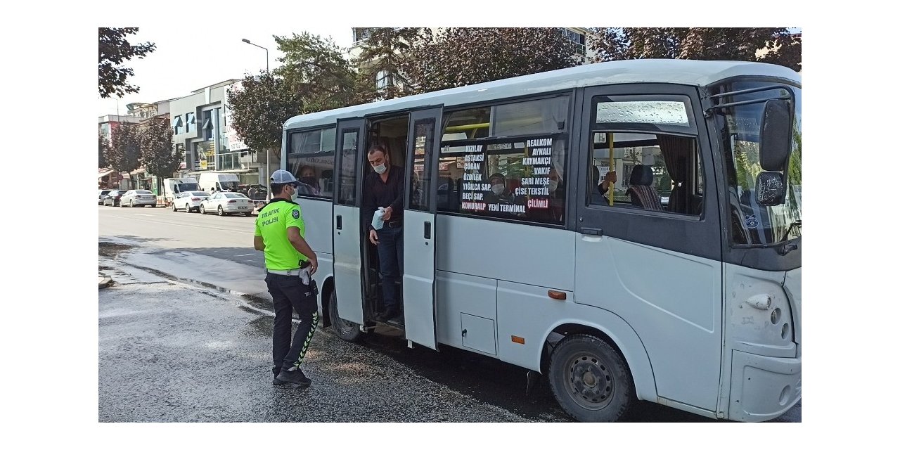 Polis ekipleri, dezenfektan bulundurmayan sürücüyü dezenfektan almaya gönderdi
