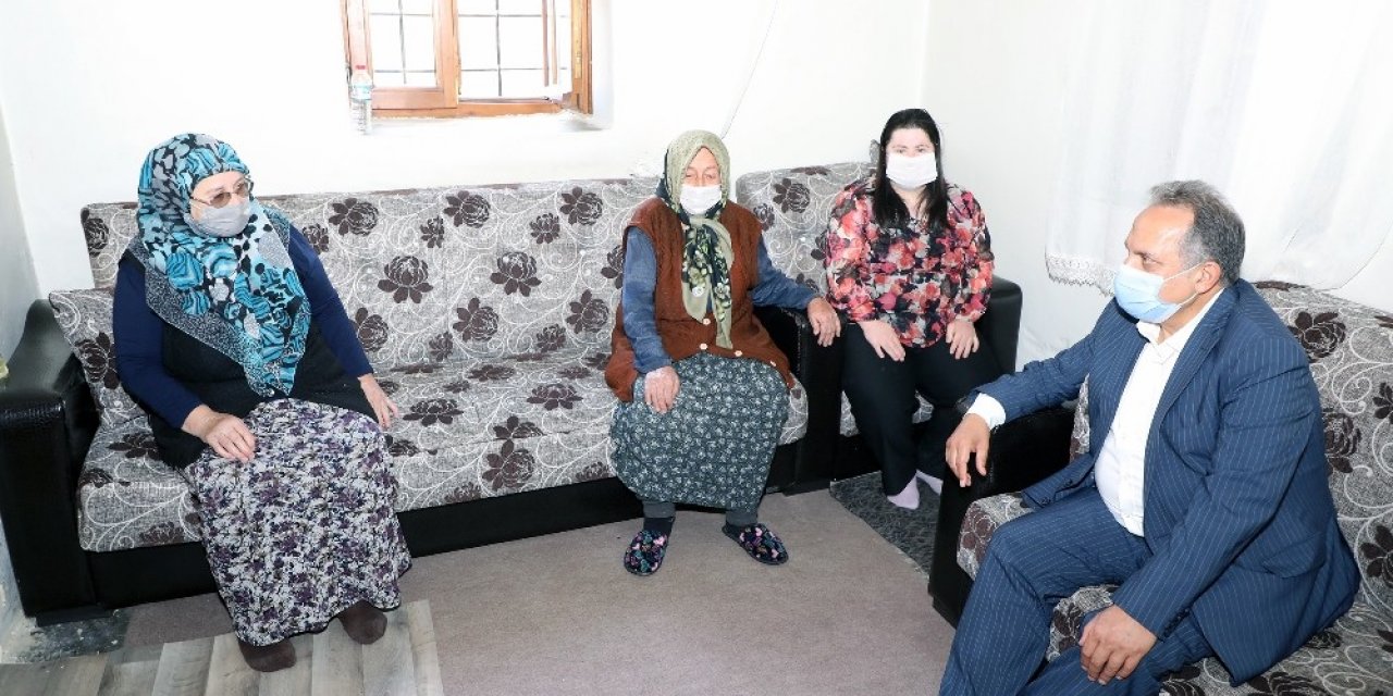 Başkan Yalçın Fatma teyzenin hem gönlünü hem duasını aldı