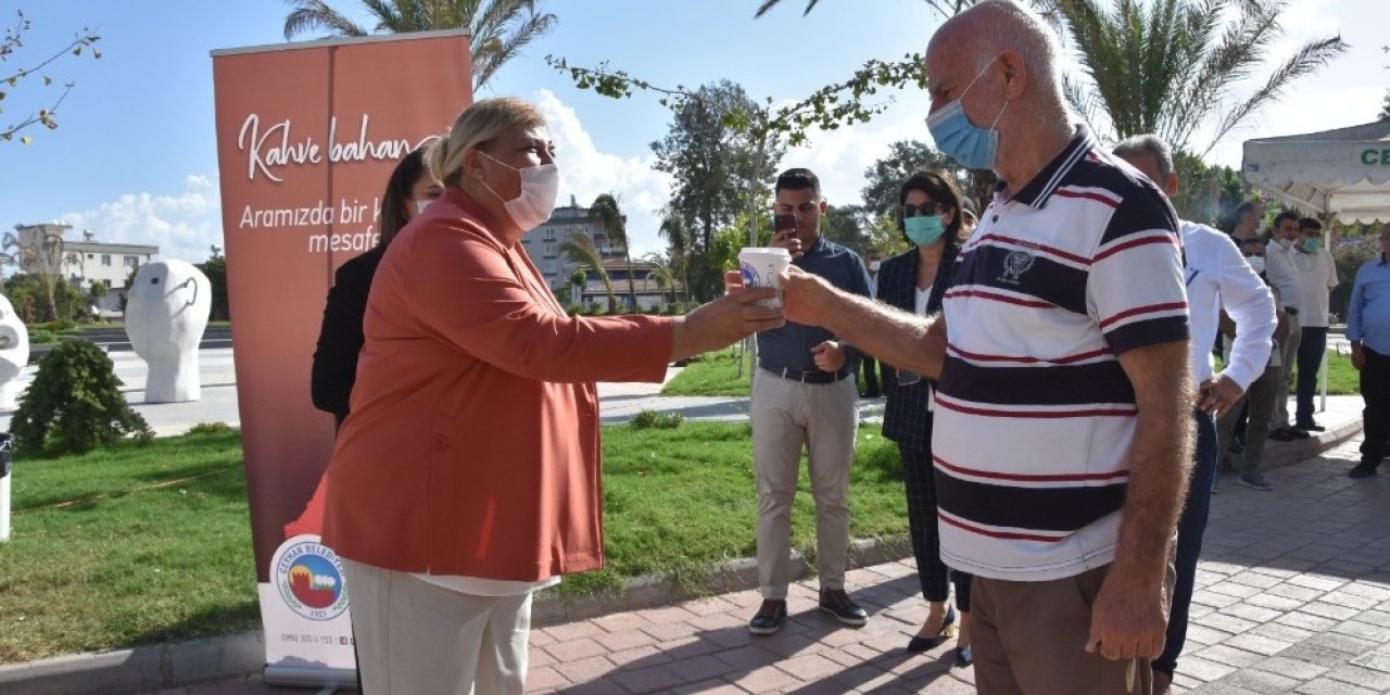 Başkan Erdem’den vatandaşlara kahve ikramı