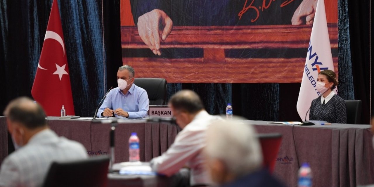 Konyaaltı Belediyesi’nden ihtiyaç sahibi öğrencilere tablet desteği