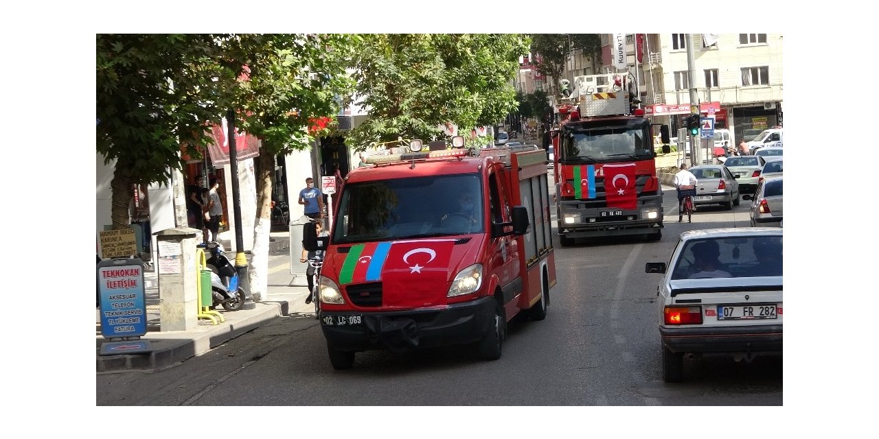 İtfaiye ekipleri Azerbaycan bayraklarıyla şehir merkezini gezdi