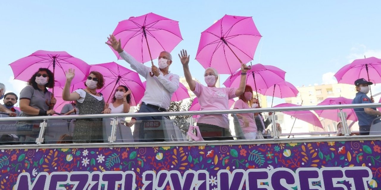 Meme kanserine dikkat çekmek için şemsiye altında toplandılar