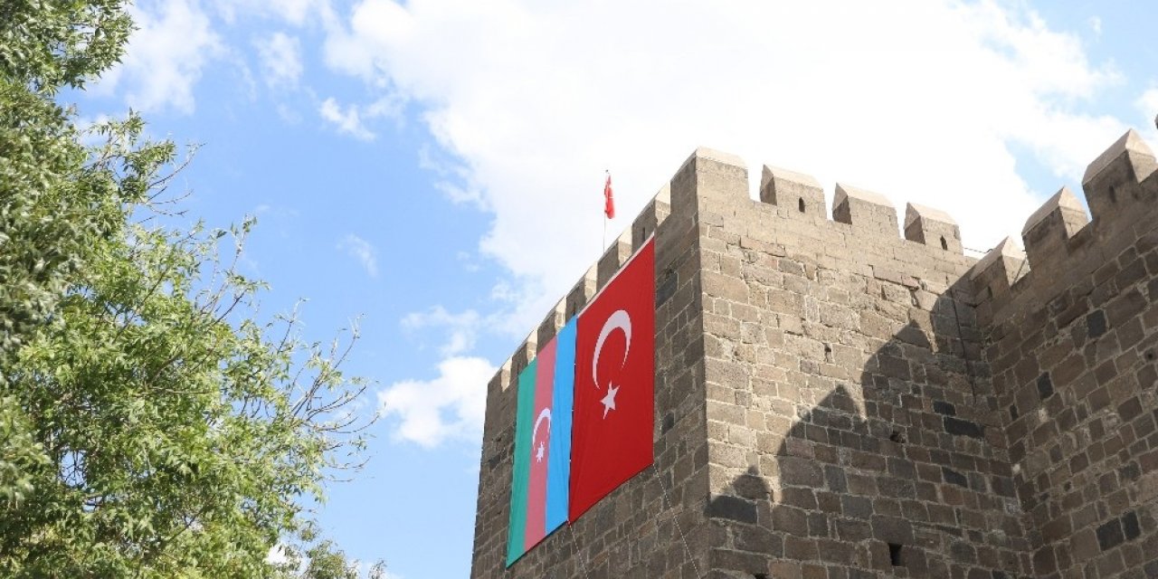 Şehrin dört bir tarafı Azerbaycan’a destek mesajları ve bayraklar ile donatıldı