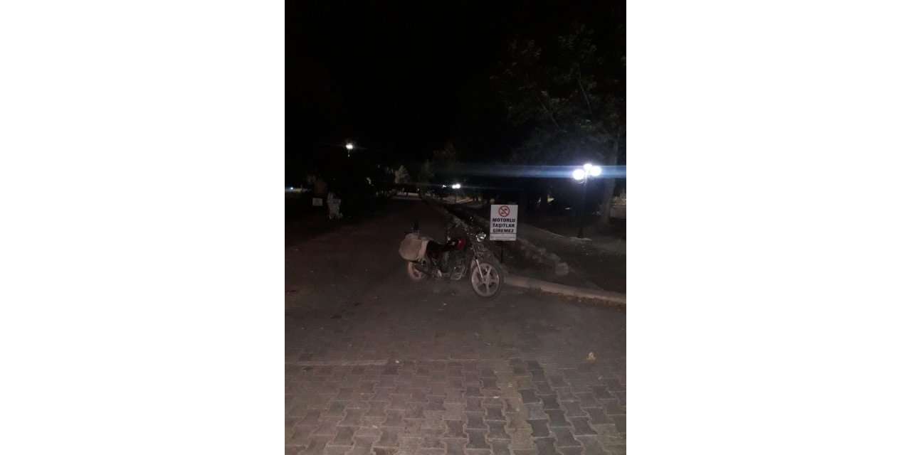 Zincire takılan motosiklet takla attı: 2 yaralı