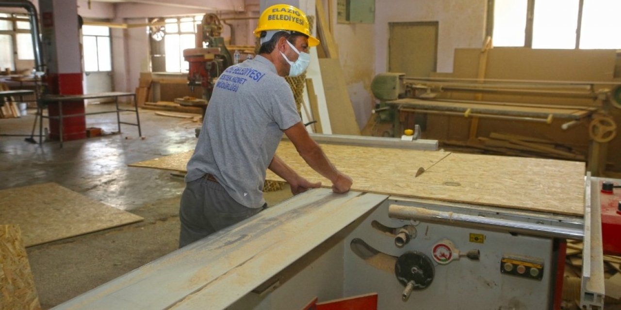 Elazığ Belediyesi, durak, bank ve çeşitli mobilyaları kendi bünyesinde üretiyor