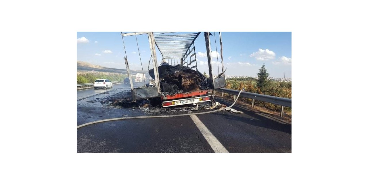 Ambalaj malzemesi taşıyan tır seyir halindeyken alev aldı