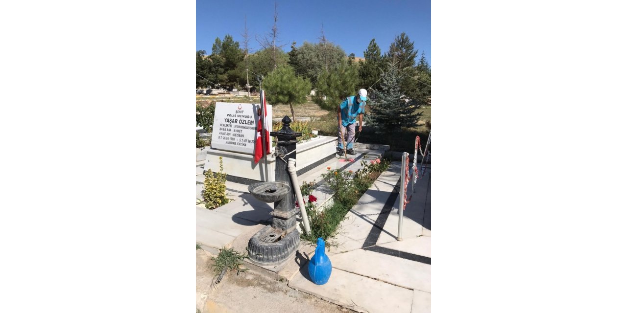 Sandıklı Belediyesi şehitlikte temizlik çalışması yaptı