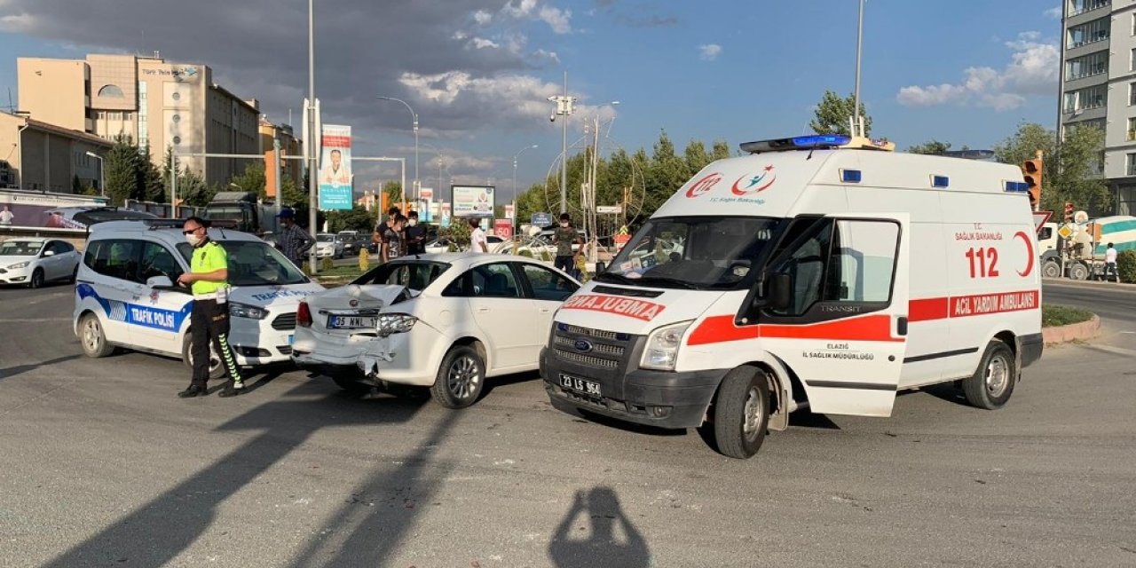 Freni boşalan kamyon araçlara çarptı: 4 yaralı