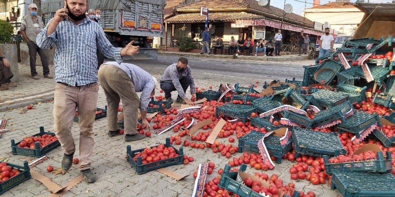 Bursa’da parke taşı yüklü tır, domates taşıyan traktörle çarpıştı