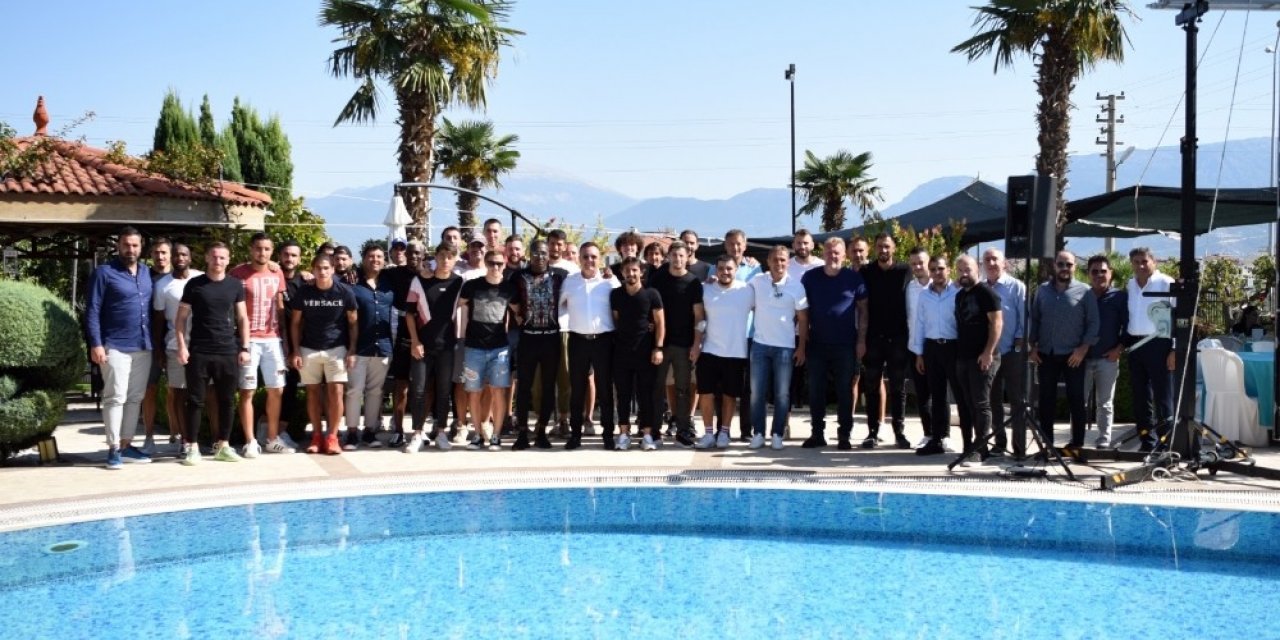 Denizlispor’da yönetim, teknik heyet ve futbolcular yemekte buluştu