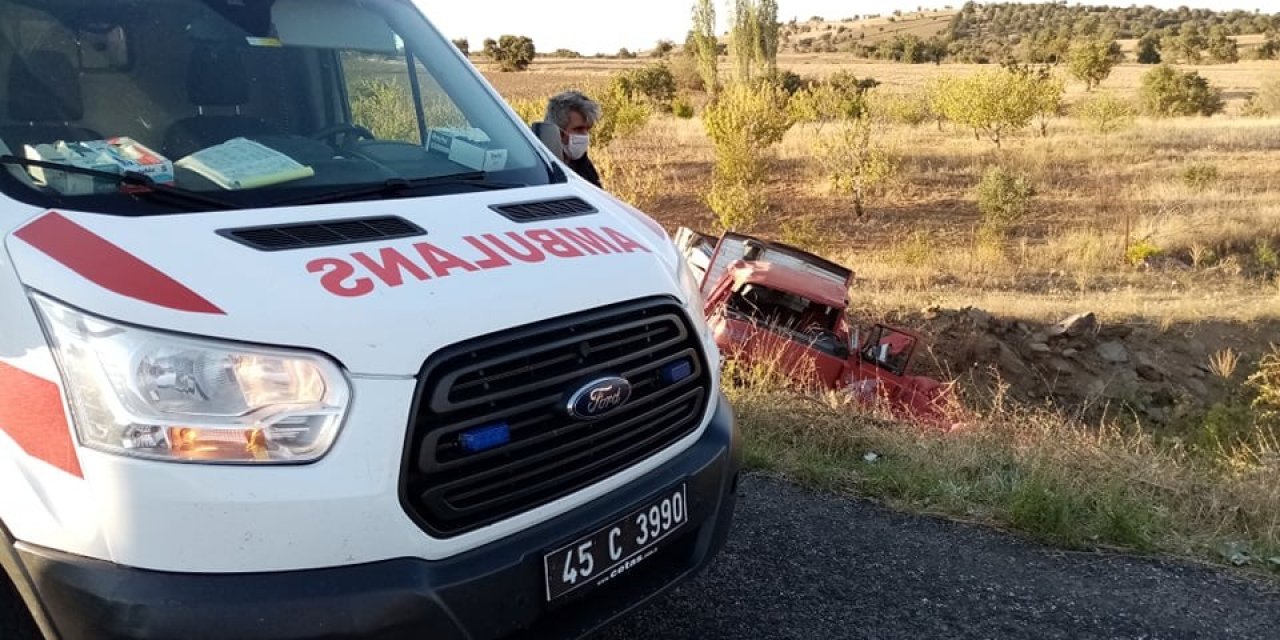 Manisa’da badem yüklü kamyonet devrildi: 2 yaralı