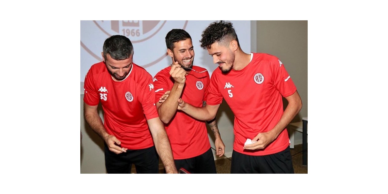 Antalyaspor’da antrenman öncesi doğum günü sürprizi