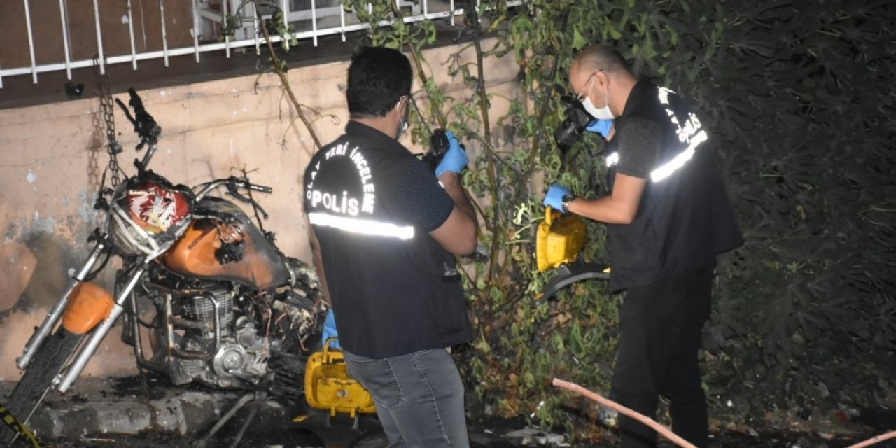 İzmir’de park halindeki motosiklet kundaklandı