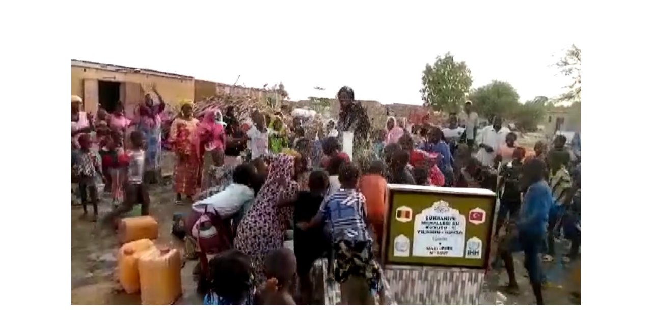 Mahalle sâkinleri Afrika’da kuyu açtırdı, suyu gören çocuklar sevinçten kendinden geçti