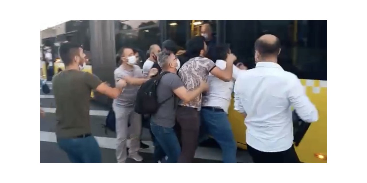 Metrobüs durağında meydan kavgası kamerada