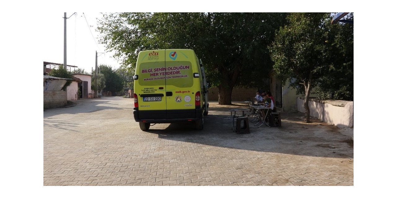 Öğrencilerin EBA dersi için çevre temizliği