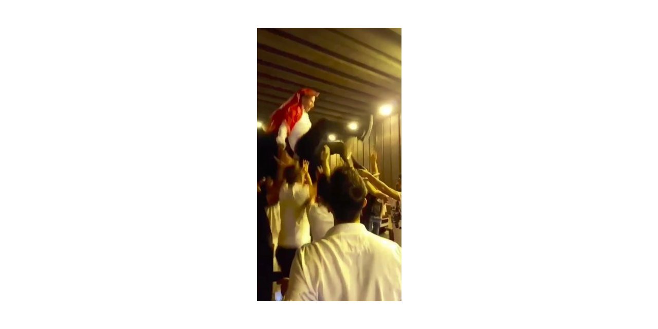 Koronaya inat maskesiz mesafesiz asker eğlencesi