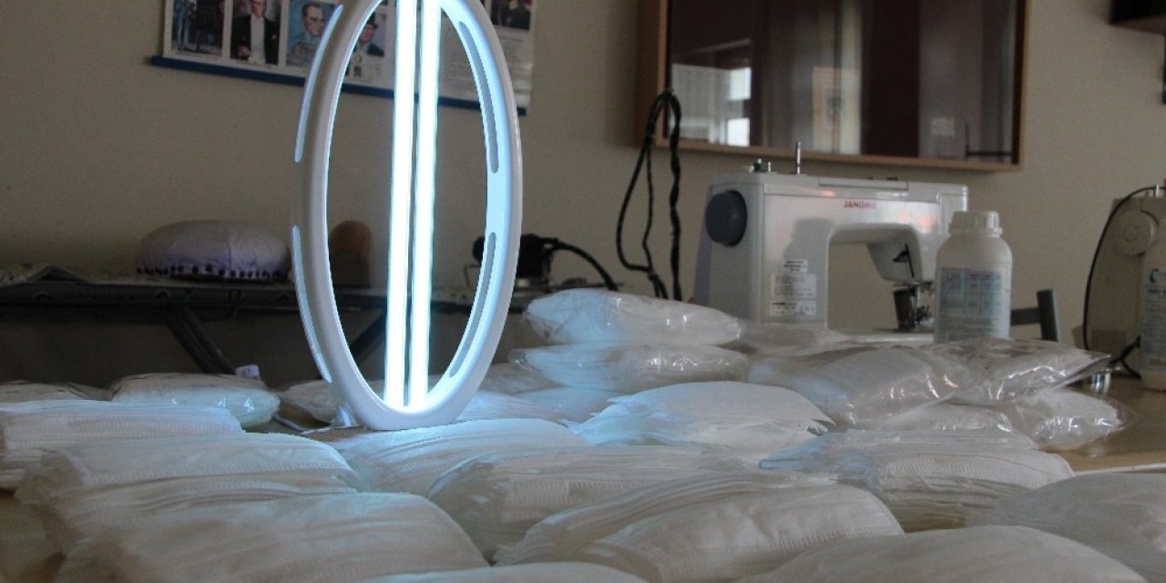 Ultraviyole ışınları ile maskeler özel sterilize ediliyor