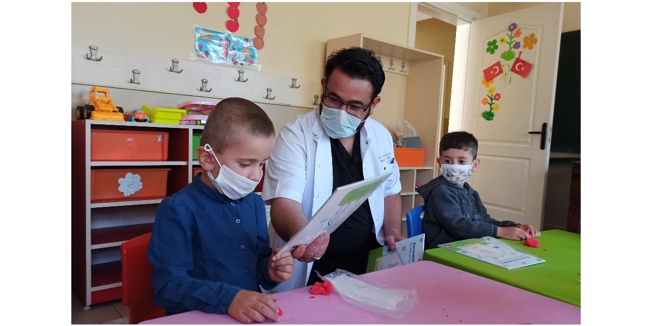 Pandeminin kahramanı doktorlardan köy öğrencilerine kitap desteği