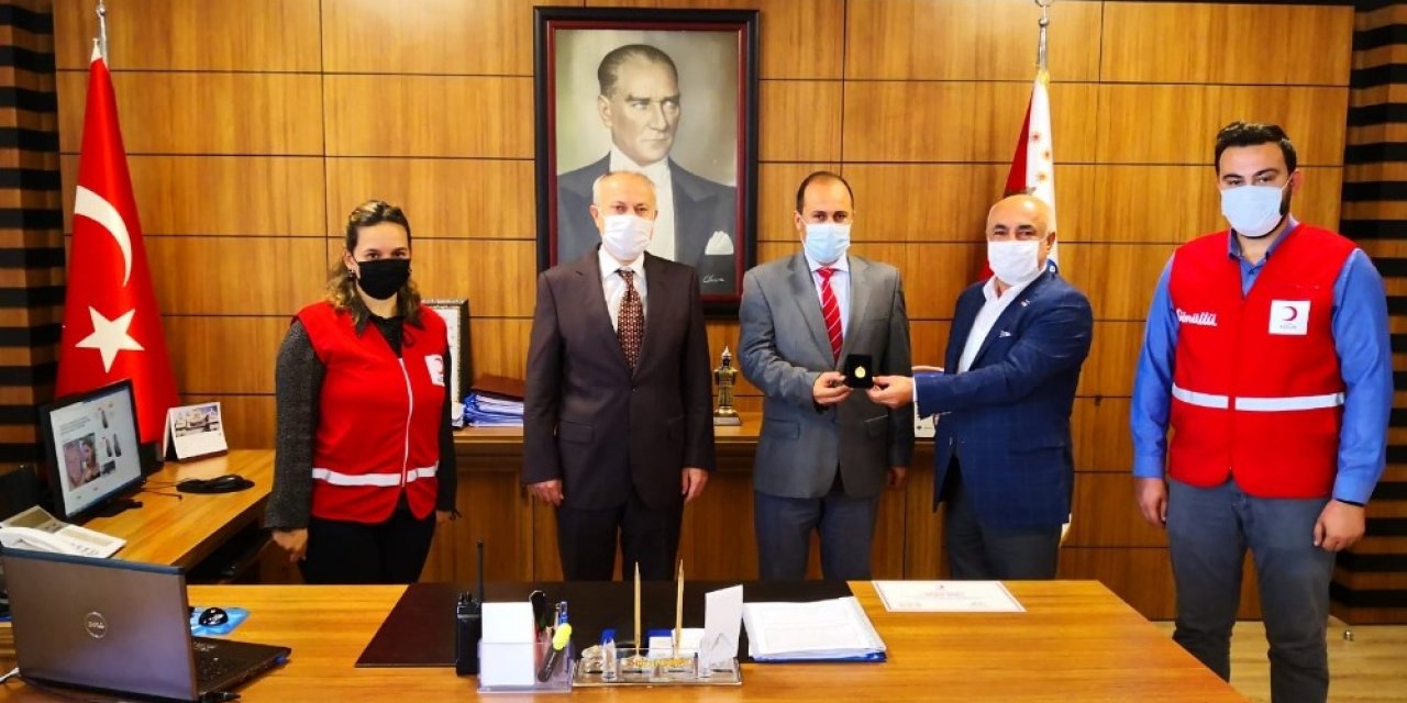 38 kez kan bağışında bulunan polis memuruna ’Altın Madalya’ ile ödüllendirildi