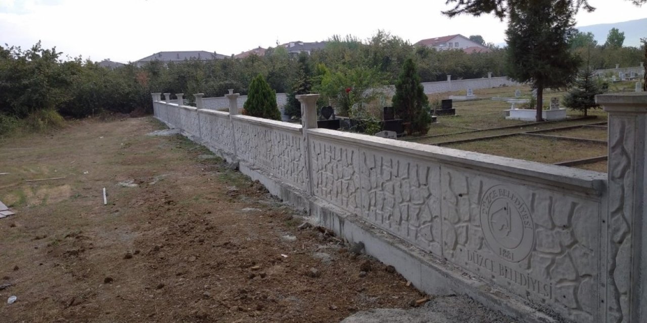 Mezarlıklara duvar örme çalışması sürüyor