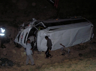 Minibüs ile ticari araç çarpıştı: 15 yaralı