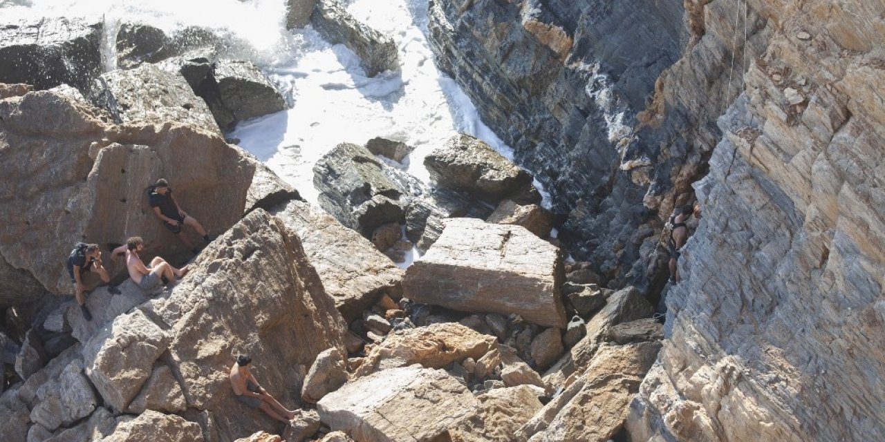 Mağarada mahsur kalan 4 genç, ekiplerin ortak çalışmasıyla kurtarıldı