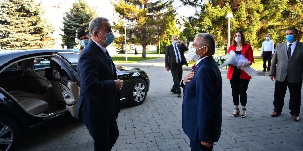 Bakan Akar Kayseri Büyükşehir Belediyesi’ni ziyaret etti