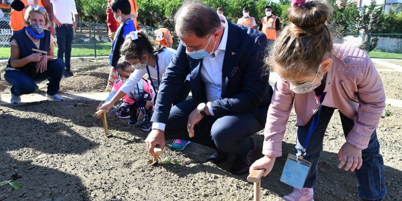 Başkan Çalık, çocuklarla kışlık fide dikti