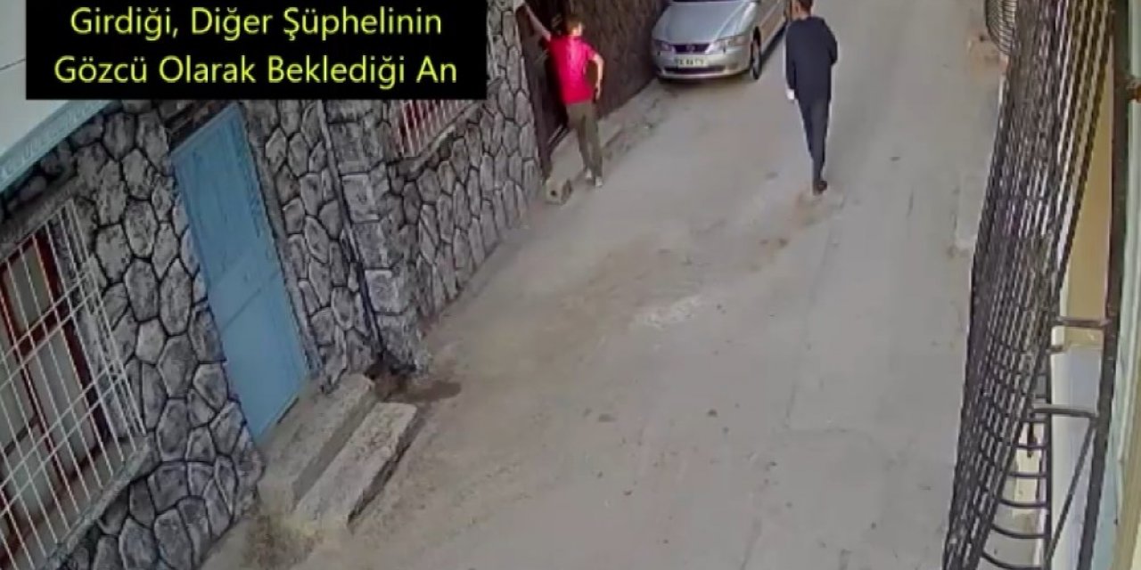 Biri etrafı gözetledi diğeri çaldı