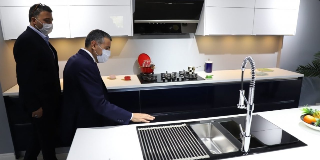 Mutfak dolabı üretim fabrikasında inceleme