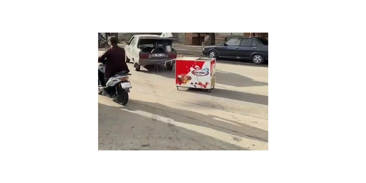 Arabasına bağladığı dondurma dolabını çekmeye çalıştı